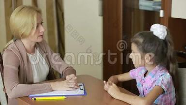 儿童心理学家和一个小女孩。 儿童心理辅导